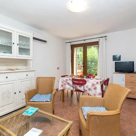 Levante & Est With Shared Pool - Happy Apartment