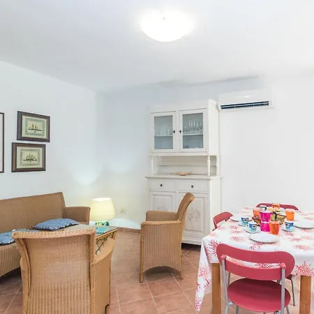 Levante & Est With Shared Pool - Happy Apartment *