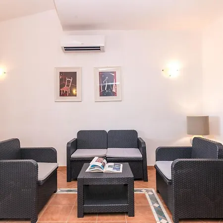Levante & Est With Shared Pool - Happy Apartment